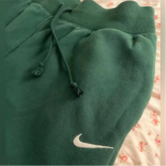 Nike Sweatpants in Kelly Green - Picture 2 of 5